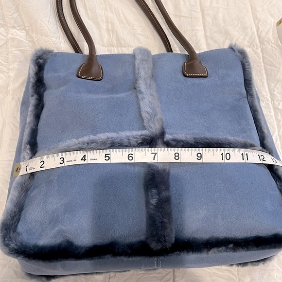 Liz Claiborne faux blue large handbag. Has faux blue trim and brown straps. - Picture 9 of 16